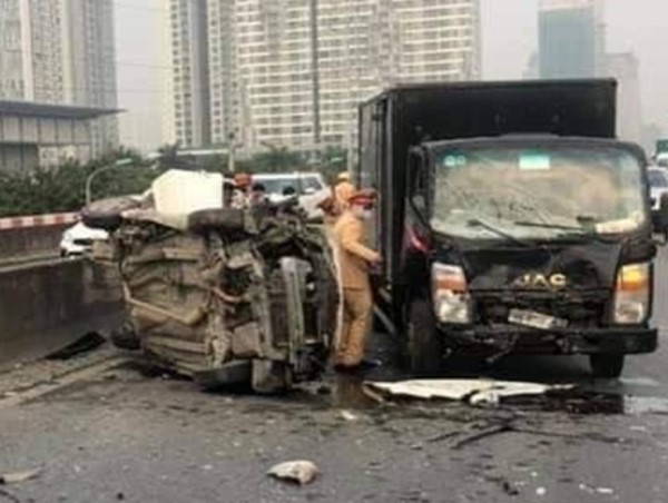 Hà Nội: Xe con biến dạng sau va chạm với ô tô tải