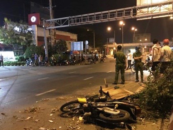 Đâm vào cột điện trên đường đi ăn tất niên về, nam thanh niên tử vong