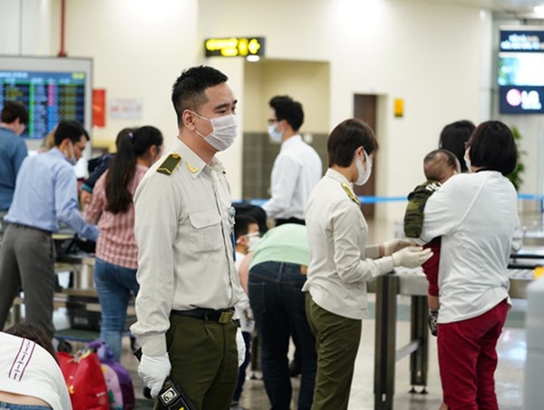 25 hành khách tiếp xúc với bệnh nhân Covid-19 