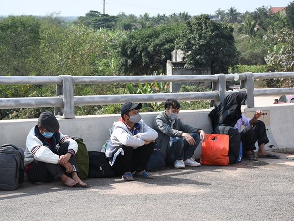 Bắt xe ô tô chở khách trốn chốt kiểm soát