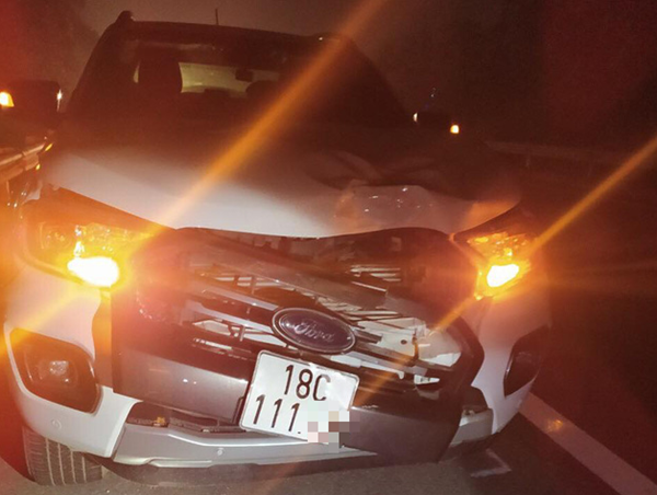 Chạy ngang cao tốc, một phụ nữ bị xe bán tải tông tử vong