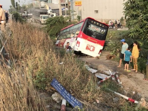 Tai nạn giao thông mới nhất hôm nay 4/2: Xe khách 52 chỗ ngồi lao xuống kênh, nhiều người thoát chết