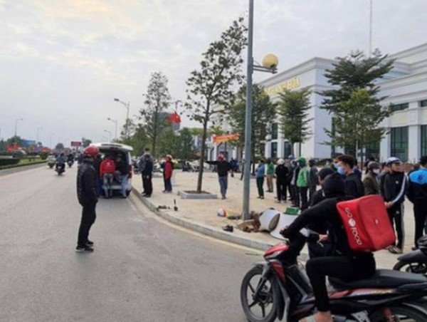 Tông trúng chậu hoa Tết bên đường, người đàn ông thiệt mạng