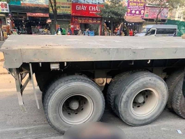Hà Nội: Va quệt với xe container đi cùng chiều, 1 thanh niên tử vong