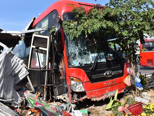 Tai nạn giao thông mới nhất hôm nay 5/2: Ô tô khách chở hơn 40 người lao vào quán phở