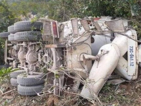 Quảng Bình: Lật xe bồn, tài xế tử vong tại chỗ