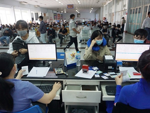 Hành khách ồ ạt trả lại vé tàu Tết: Giải pháp nào tốt cho doanh nghiệp, lợi cho người dân?