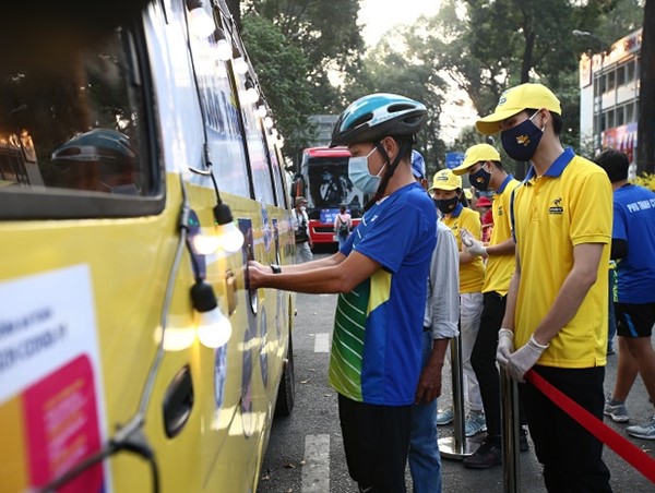 TP Hồ Chí Minh: Xe bus phát khẩu trang tự động, miễn phí cho người dân