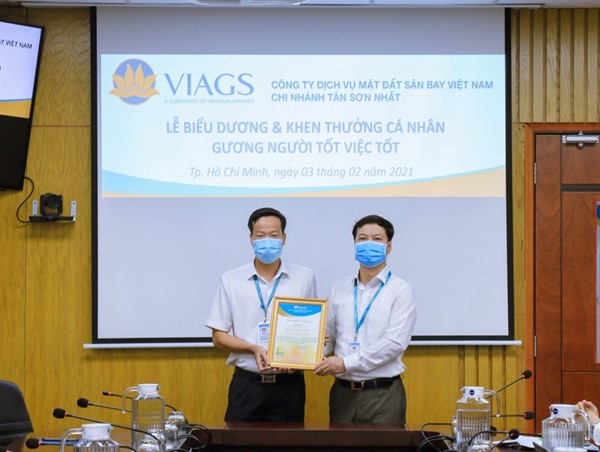 Mỗi năm nhặt và trả lại hàng trăm tài sản khách để quên trên máy bay