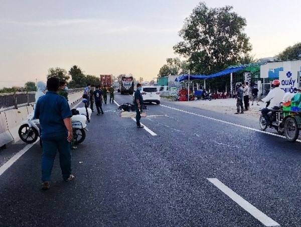 Tai nạn giao thông mới nhất hôm nay 6/2: Xe máy va chạm xe đầu kéo, nữ công nhân tử vong thương tâm