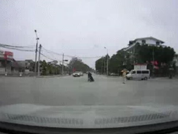 Tài xế ô tô 16 chỗ suýt gây tai nạn giữa ngã tư