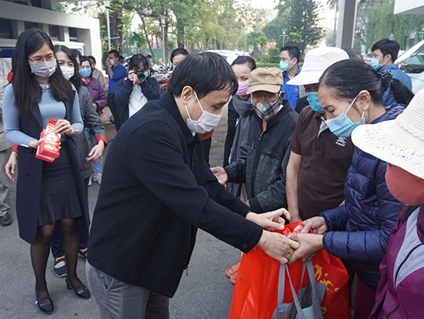 “Chuyến xe yêu thương” đưa bệnh nhân có hoàn cảnh khó khăn về quê ăn Tết