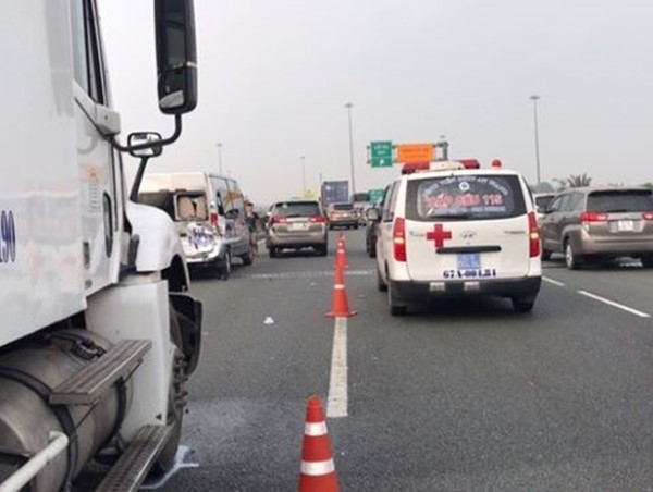 Ô tô gây tai nạn liên hoàn, cao tốc TP Hồ Chí Minh - Trung Lương tê liệt