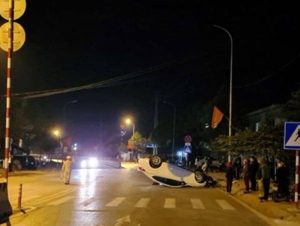 Ô tô tông cột điện rồi lật ngửa giữa đường