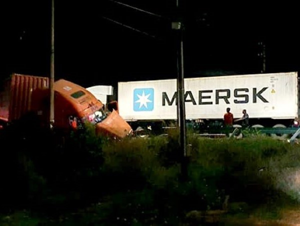 Đánh lái tránh xe máy qua đường ẩu, xe đầu kéo đâm phải container