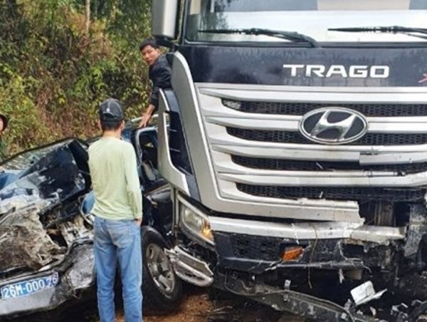 Tai nạn giao thông mới nhất hôm nay 8/2: Xe bồn va chạm xe biển xanh, ít nhất 7 người thương vong