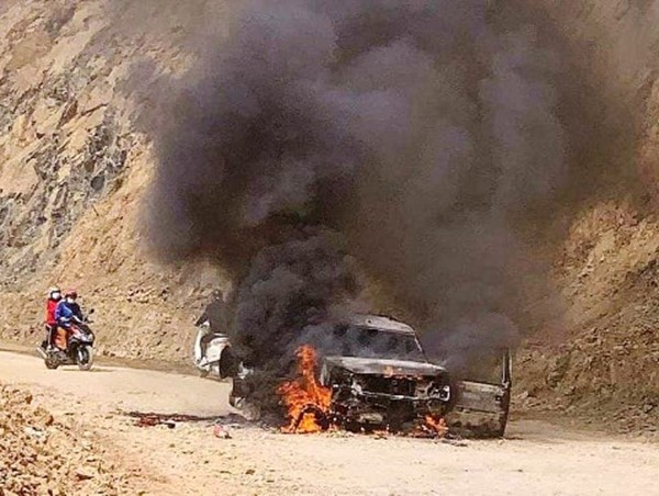 Đang đi đường thì phát hỏa, xe 7 chỗ nhanh chóng bị thiêu rụi, trơ khung