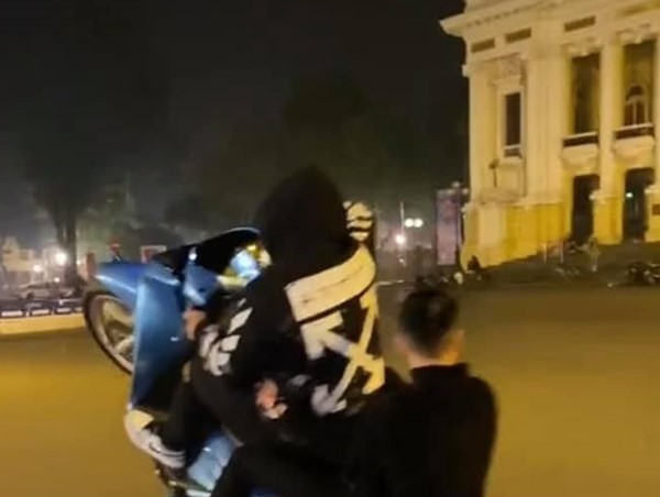 Xử phạt 2 thanh niên bốc đầu xe máy trước Nhà hát Lớn