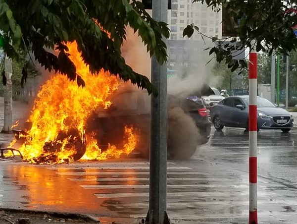 Hà Nội: BMW X6 bốc cháy khi đang đi trên đường
