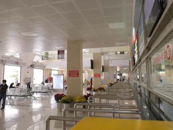 Bến xe vắng vẻ, đường phố thông thoáng trong ngày làm việc cuối cùng năm Canh Tý