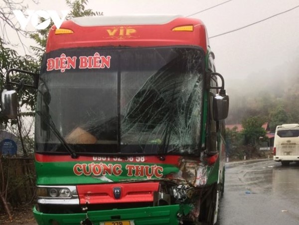 Tai nạn liên tục trên Quốc lộ 6 do trời mưa, đường trơn ướt