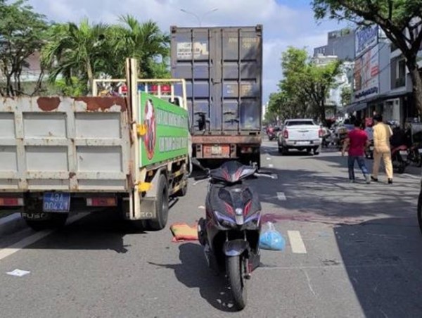 Va chạm với xe đầu kéo trên đường đi sắm Tết, nam thanh niên tử vong
