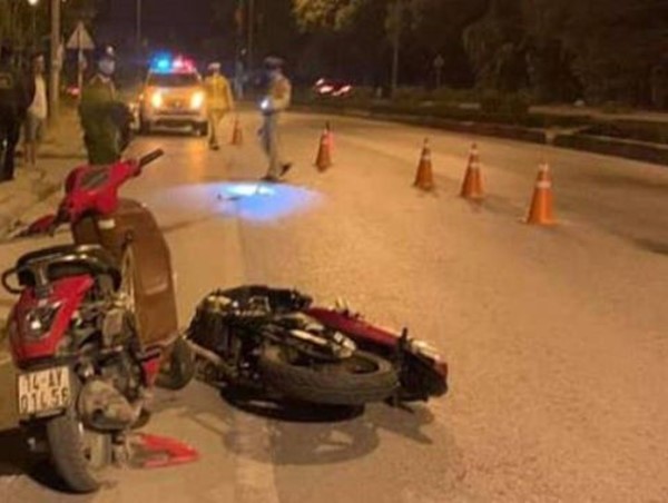 Hai xe máy va chạm trên Quốc lộ 18, hai người nhập viện cấp cứu