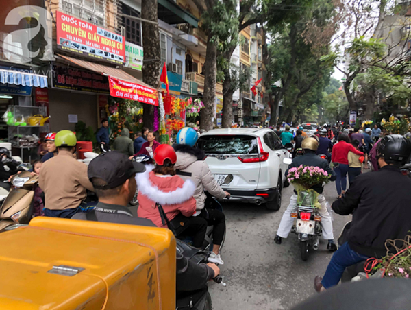 Thời tiết thuận lợi, người dân Hà Nội tấp nập đổ ra đường mua sắm ngày 29 Tết