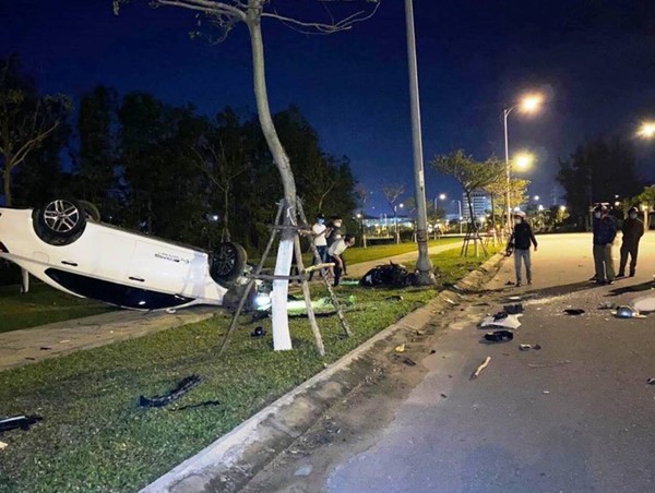 Xe Mercedes tông xe máy rồi lật ngửa