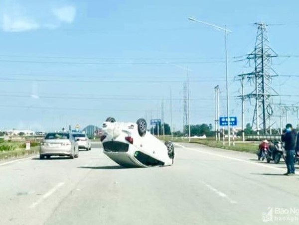 Hàng loạt ô tô bị lật ngửa khi đang di chuyển trên đường