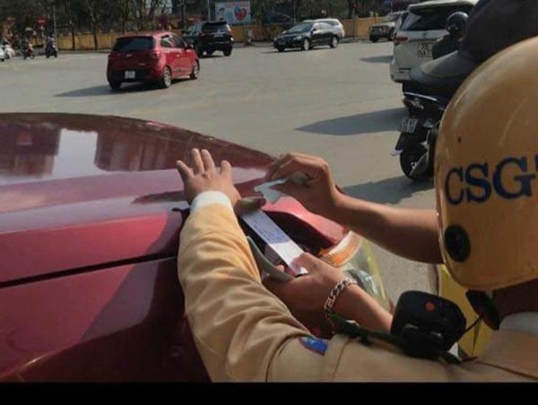 Hà Nội: “Dính” nồng độ cồn chiều 30 Tết, tài xế bị phạt 17 triệu đồng