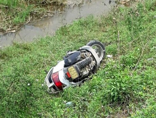 Xe máy bị ô tô húc bay xuống bờ ruộng, tài xế tử vong tại chỗ