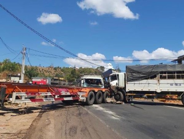 Tai nạn giao thông mới nhất ngày 13/2: Tai nạn liên hoàn trên đường Hồ Chí Minh, xe đầu kéo lao vào nhà dân