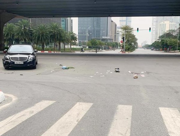 Hà Nội: Ô tô va chạm xe máy tại ngã tư Phạm Hùng - Dương Đình Nghệ, 1 người nguy kịch