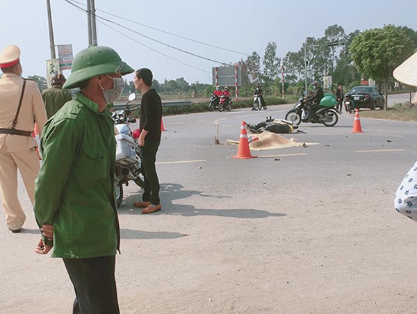 Xe máy va chạm ô tô khiến 1 người tử vong trưa mùng 2 Tết