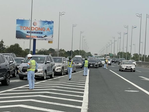 Lượng phương tiện đông đột biến ở cửa ngõ phía Nam Hà Nội ngày mùng 2 Tết