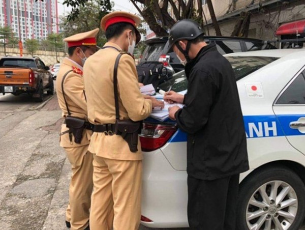 Hàng loạt tài xế "dính" nồng độ cồn bị giữ phương tiện ngày Tết