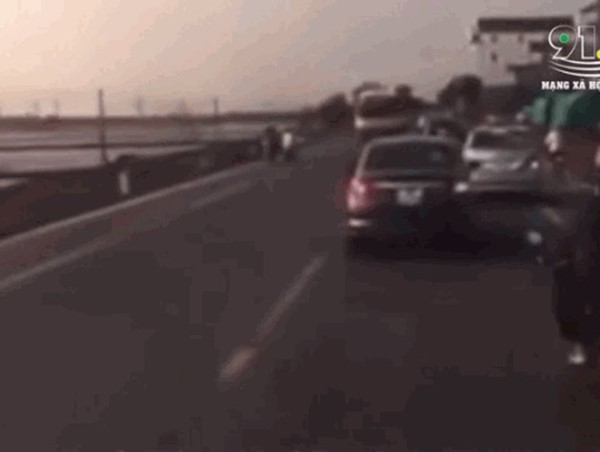 Xe máy vượt ẩu đấu đầu xe buýt