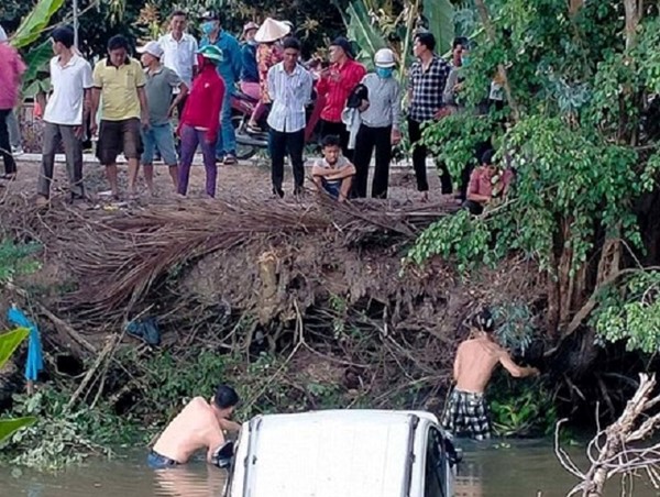 Tai nạn giao thông mới nhất ngày 14/2: Ô tô về quê ăn Tết bị lọt xuống kênh, 2 người may mắn thoát nạn