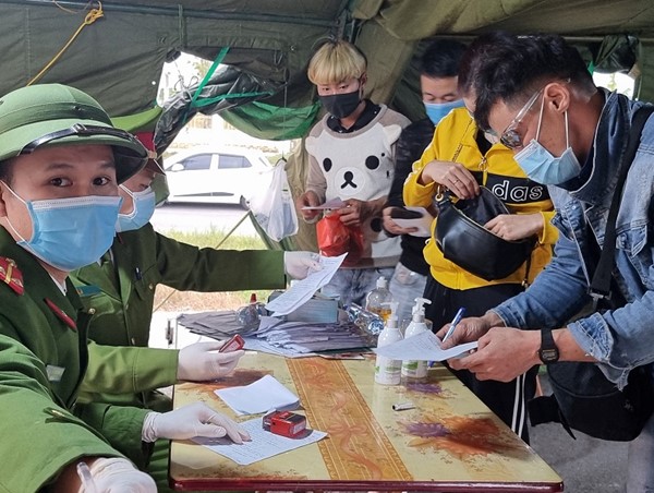 Quảng Ninh: Công nhân ở tỉnh ngoài được bố trí xe đưa đón trở lại làm việc