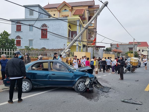 Xe ô tô biển xanh gây tai nạn đâm đổ cột điện