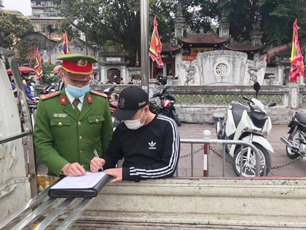 Quận Đống Đa xử phạt 5 trường hợp lấn chiếm vỉa hè để trông xe ngày Tết