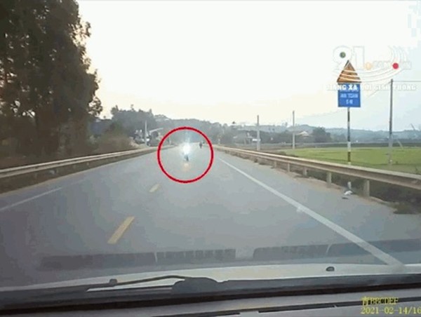 Tài xế đánh lái cứu mạng thanh niên đi xe máy nhằm đầu ô tô lao thẳng