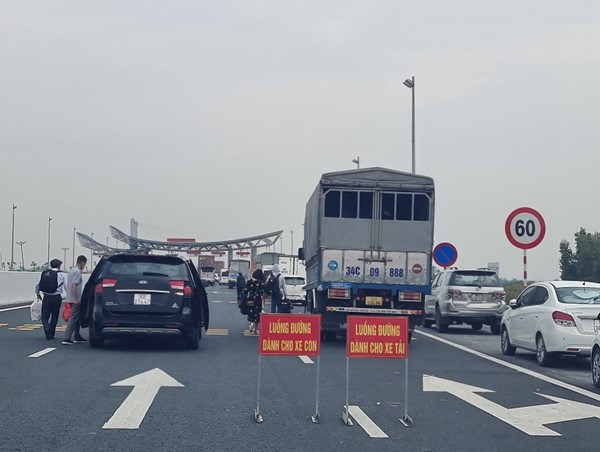 Quảng Ninh: Các phương tiện vận tải có thể qua chốt cầu Bạch Đằng