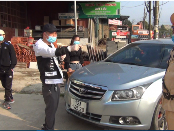 Nam tài xế không chấp hành đo nồng độ cồn còn livestream trên mạng