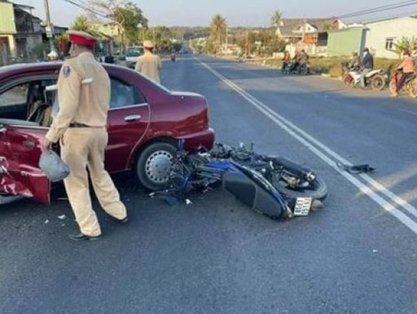 Tai nạn giao thông mới nhất ngày 17/2: Xe máy va chạm ô tô, nam tài xế tử vong tại chỗ