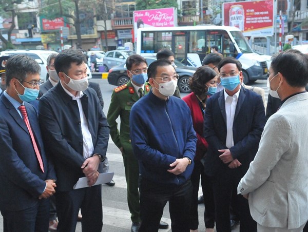 Chủ tịch UBND TP Hà Nội kiểm tra công tác phòng chống Covid-19 tại bến xe, khu đô thị