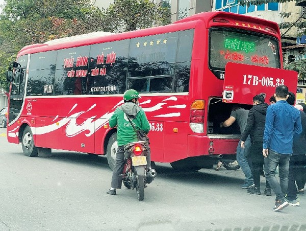 Xe đón trả khách trên đường: Ẩn họa lây nhiễm dịch Covid-19
