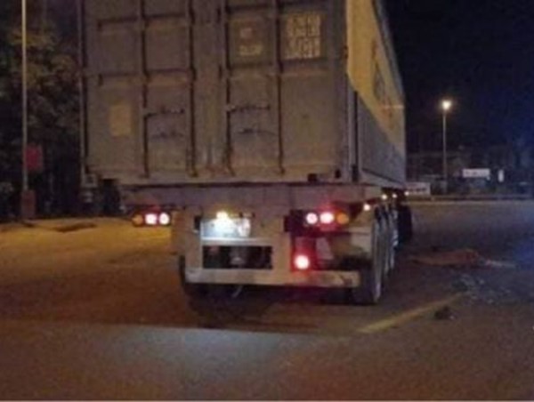 Xe đầu kéo tông xe máy trên Quốc lộ 9 khiến một người tử vong