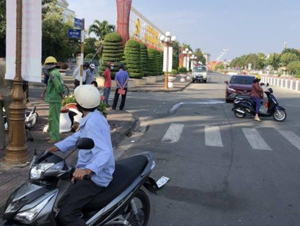 Ô tô 4 chỗ tông xe máy, một người nhập viện khẩn cấp